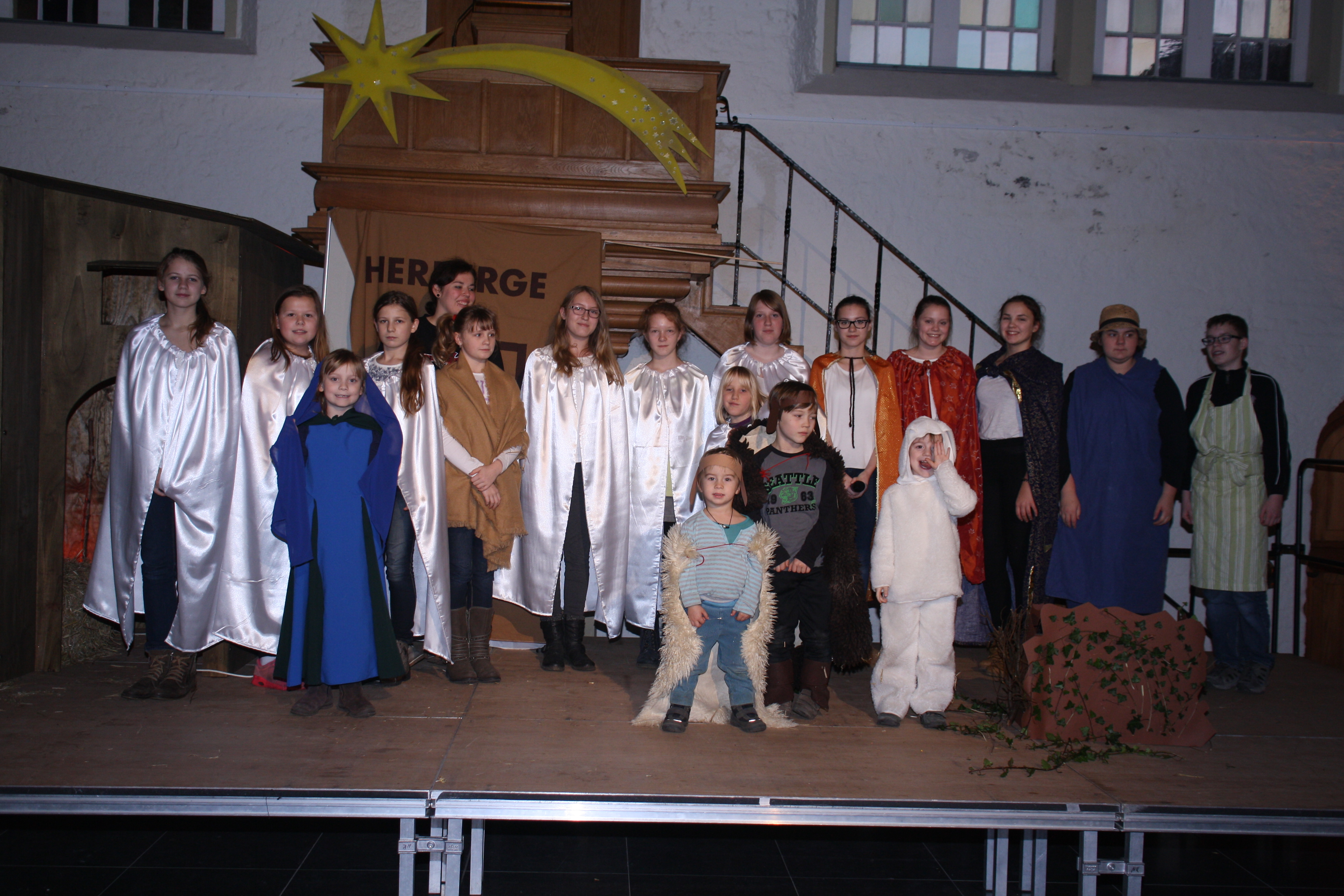 Alle Mitwirkenden beim Krippenspiel 2015 in der Neuen Kirche